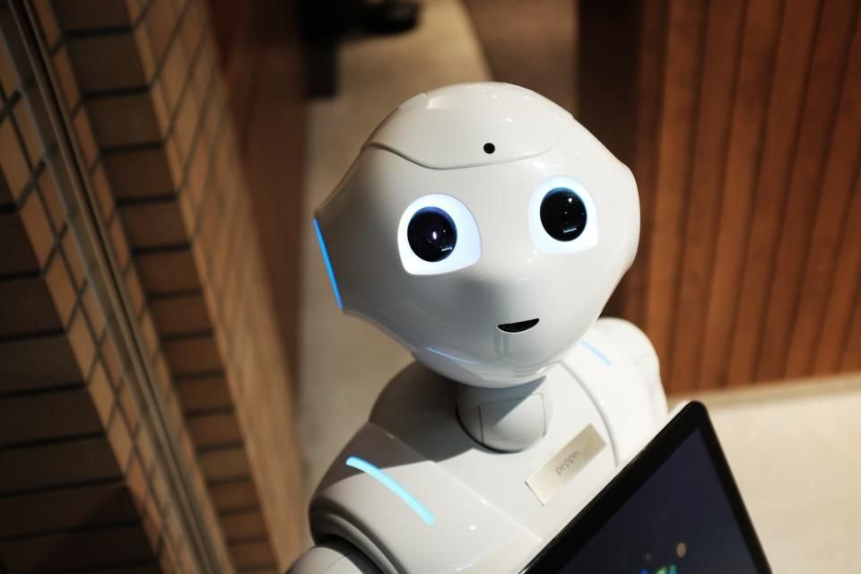 A friendly humanoid robot representing AI search