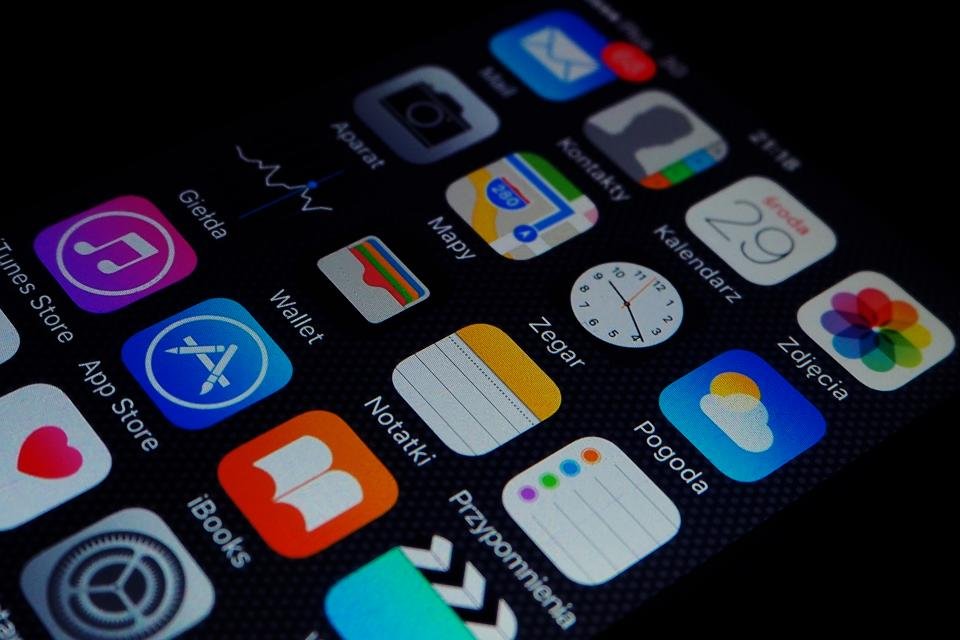 Smartphone home screen showing a grid of mobile apps